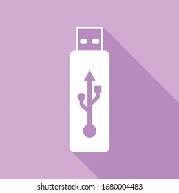 Signo de unidad flash USB. Icono blanco con una larga sombra en fondo morado.  Ilustración.