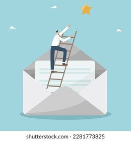Benutzererfahrung, Rezensionen von hoher Qualität oder guter Geschäftsführung, positives Feedback von Kunden für die Bewertung von Produkten oder Zufriedenheit, E-Mail-Management, Mann auf der Leiter in einem Briefumschlag zeigt einen Star