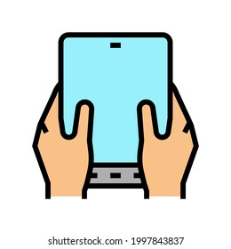 usuario reproduciendo en un vector de iconos de color de pantalla flexible para smartphone. usuario reproduciendo en un teléfono inteligente flexible. ilustración de símbolo aislado