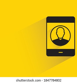 Benutzerprofil auf Smartphone mit schattengelbem Hintergrund