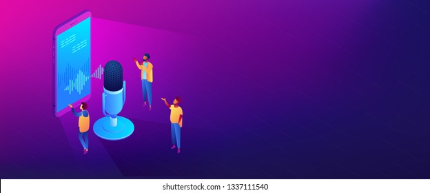 Benutzer mit Mikrofon sprechen mit Sprachassistenten in Smartphone. Persönlicher Sprachassistent, Spracherkennung, klangwellenintelligentes Technologiekonzept. Isometrischer 3D-Banner-Kopfzeilen-Kopienraum.