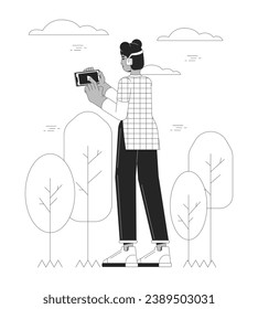 Utilizando el servicio de streaming de música, ilustración plana de dibujos animados en blanco y negro. Niña negra tocando música en el teléfono celular 2D personaje de linearte aislado. Escuchar imágenes de contorno vectorial monocromo de escenas monocromáticas al aire libre