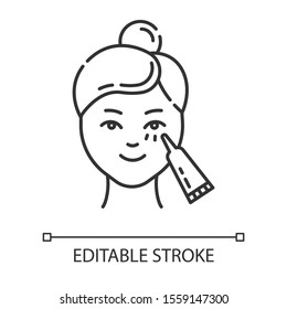 Using undereye cream linear icon. Skin care procedure. Facial beauty treatment. Eye makeup product. Thin line illustration. Contour symbol. Vector isolated outline drawing. Editable stroke
