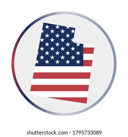 Icono de Utah. Forma del estado de ee.uu. con la bandera de Utah. Signo redondeado con anillo degradado de colores de bandera. Ilustración vectorial cautivadora.