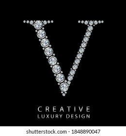 V Diamantbrief, Vektorgrafik. Weißes Edelsteinlogo für Ihr Luxusgeschäft, Ihr Casino, Ihren Schmuck oder Ihre Website. Oberer Brief mit vielen funkelnden Diamanten einzeln auf schwarzem Hintergrund.