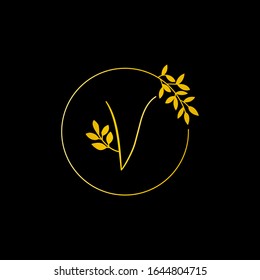 Diseño de la carta de oro y del logotipo Gold Leaf. Carta dorada inicial lujo Boutique Naturaleza Flor floral. V Concepto de diseño vectorial monograma y con hoja para marca de moda y lujo identidad empresarial.