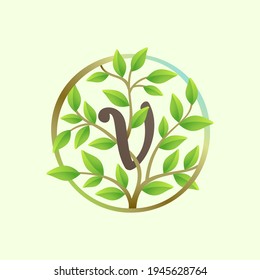 Logo de la letra V hecho de ramas de árbol torcidas y hojas verdes en círculo. Fuente vectorial ecológica para emblema vegano, identidad botánica, camisetas de primavera creativas, mercancía orgánica.
