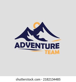 diseño de logotipo de vacaciones y aventura con imagen de montaña