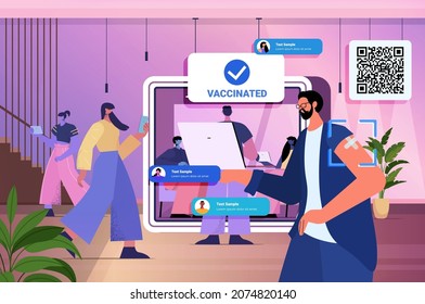 empresario vacunado usando pasaporte digital de inmunidad con código qr en laptop exitosa vacunación covid-19