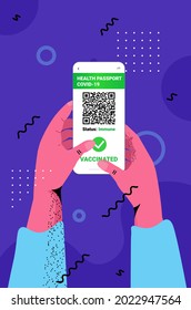 geimpfte Person, die einen digitalen Immunitätspass auf Smartphone-Bildschirm verwendet, ist risikofrei von Covid-19-Pandemie