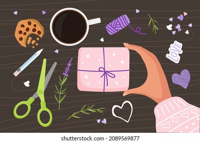 Paquete de regalo de San Valentín. Preparativos para felicitaciones, víspera de San Valentín. Vector plano aislado. Regalo de mano. Planta de lavanda, pegatina de amor, lápices, tijeras, café, galletas, confit.