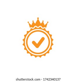 Icono de sello válido. Círculo dorado con corona real y garrapata. Icono de pegatina de OK plano. Aislado en blanco. Botón Aceptar. Mejor etiqueta del producto, marca de verificación de calidad. Ilustración vectorial.
