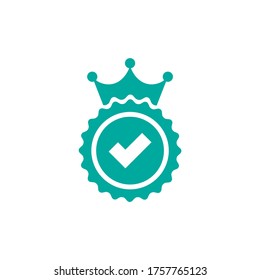 Icono de sello válido. Círculo dorado con corona real y garrapata. Icono de pegatina de OK plano. Aislado en blanco. Botón Aceptar. Mejor etiqueta del producto, marca de verificación de calidad. Ilustración vectorial.
