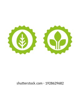 Conjunto de iconos de sello válidos. Círculo verde con contorno de cinta y brote verde con hojas. Icono de pegatina de ecología plana. Aislado en blanco. Icono orgánico, natural, logotipo ecológico Ilustración vectorial.