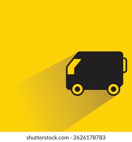 Icono de furgoneta con sombra sobre fondo amarillo