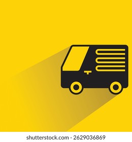 Icono de furgoneta con sombra sobre fondo amarillo