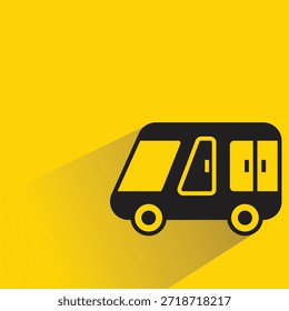 Icono de furgoneta con sombra sobre fondo amarillo