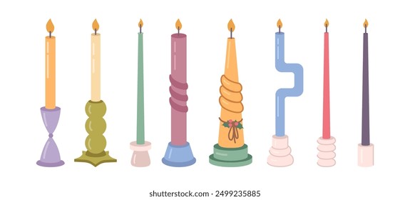 Variedad de velas de cera o parafina en candelabros. Vector aislado conjunto de decoración del hogar y accesorios. Diseño romántico o atmosférico para apartamento o vivienda. Artículo artesanal hecho a mano