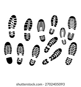 Varias botas negras y estampados de zapatos están dispersos por una superficie blanca limpia.
