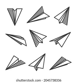 Varios planos de papel dibujados a mano. Aviones de doodles negros. Icono de la aeronave, siluetas simples de plano monocromo. Esbozo, arte de línea. Ilustración vectorial.