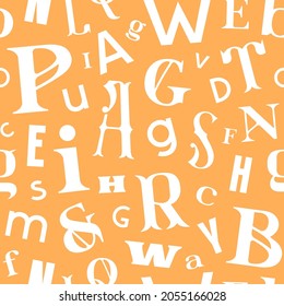 Verschiedene Buchstaben nahtloses Muster im typografischen Stil. Weißer Druck auf gelbem Hintergrund. Vektorgrafik