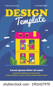 Varias personas usan dispositivos digitales en las ventanas. Portátil, smartphone, chat de ilustración vectorial plana. Alojamiento y concepto de barrio para banner, diseño de sitios web o página web de aterrizaje