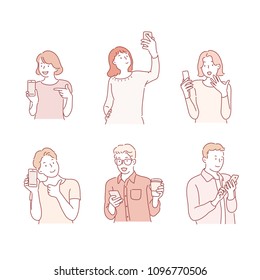 Diversas personas que usan el personaje de los teléfonos móviles. ilustraciones de diseño de doodles vectoriales de estilo dibujado a mano.