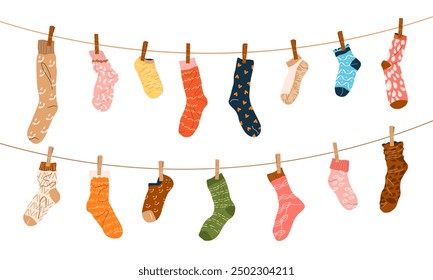 Verschiedene Socken auf Wäscheleine mit Wäscheklammern. Baumwolle und Wollsocken auf Seil. Kleidung auf Wäscheleine. Lappen, Kleidungsstücke mit unterschiedlichen Mustern für Männer, Frauen und Kinder. Isolierte Vektorgrafiken