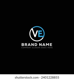 Diseño del logotipo de la letra blanca VE con fondo negro. V E