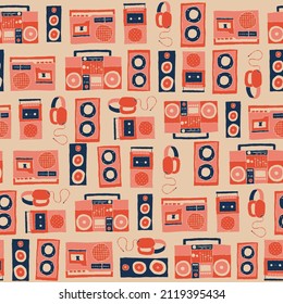 Vector 70s 80s reproductores de cassette retro, altavoces, boombox y auriculares con fondo de patrón de repetición sin fisuras. Perfecto para la tela, papel pintado, papel envolvente, proyectos de scrapbooking.