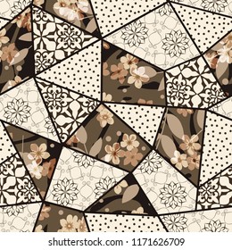 Abstraktes, handgezeichnetes, nahtloses Patchwork-Muster mit Blumenschmuck, stilisierten Blumen, Punkten, Pflanzen und Spitzen. Schnittnähte