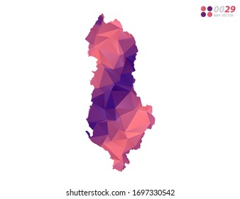 Vektorillustration von Albanien Karte bunten Polygon roten Dreieck Mosaik mit weißem Hintergrund. Farbverlauf.