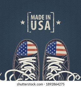 Pancarta vectorial con palabras Hechas en EEUU y zapatillas estilizadas con colores de la bandera estadounidense sobre un fondo de denim. Adecuado para volantes, pancartas o carteles