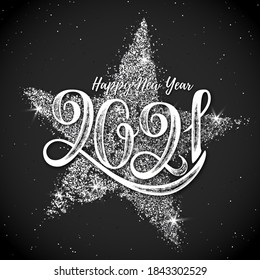 Afiche navideño negro vectorial con letras dibujadas a mano 2021 en estrella con brillo plateado. Feliz Año Nuevo, texto. Banner brillante.