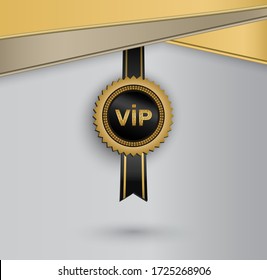 Bandera circular negra vectorial con un brillante cartel VIP dorado colgado en cinta negra. 