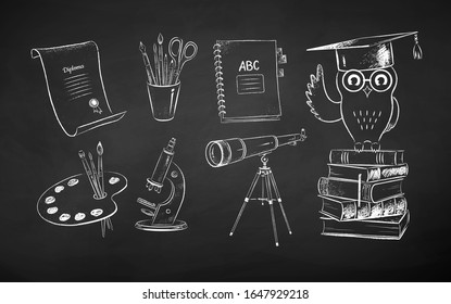 Dibujo de tiza blanca y negra vectorial conjunto de objetos símbolos educativos en el fondo de la pizarra.