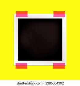 Marco fotográfico blanco y negro vectorial, plantilla en blanco, fondo amarillo brillante y cinta adhesiva rosa.