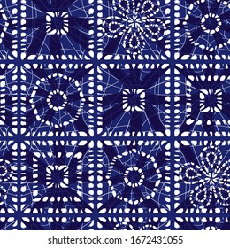 Fondo de mosaico de mosaico abstracto de mosaico shibori azul vectorial. Apropiado para textiles, envolvimiento de regalo y papel pintado.