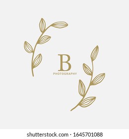 Plantilla de logo con dibujo a mano floral botánica vectorial en estilo elegante y mínimo con color dorado en ilustración de fondo gris. Para insignias, etiquetas, logotipos e identidad comercial de marca.