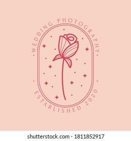 Plantilla de diseño de logotipo botánico vectorial en el arte de línea de moda de estilo mínimo con marco geométrico. Símbolos de emblema o marco para cosméticos, bodas, cuidado de la piel y productos naturales.