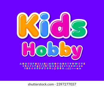 Vector emblema brillante Niños Hobby. Coloridas letras de alfabeto, números y símbolos. Tipo de letra infantil