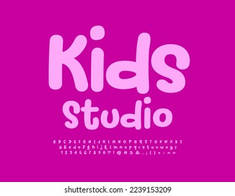 Vector emblema brillante Kids Studio. Letra rosa artística. Letras, números y símbolos alfabéticos escritos a mano