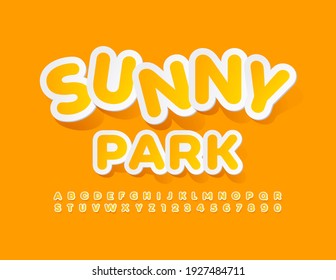 Símbolo de luz vectorial Sunny Park. Tipo de letra sticker creativo. Conjunto de letras y números de alfabeto amarillo