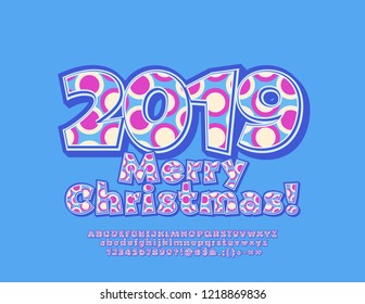 Tarjeta de felicitación brillante vectorial Feliz Navidad 2019. Fuente infantil colorida. Letras, números y símbolos de alfabeto de juego.