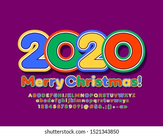 Vektor helle Grußkarte Frohe Weihnachten 2020 mit modernen Font. Farbige Alphabet-Buchstaben, Zahlen und Symbole für Kinder