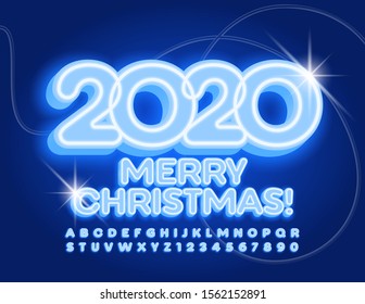 Vektor hell Grußkarte Frohe Weihnachten 2020! Blue Neon 3D Font. Glühende elektrische Alphabet Buchstaben und Zahlen.