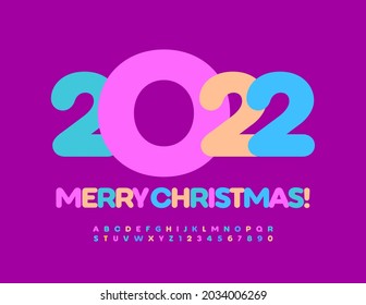 Vector tarjeta de saludo brillante Feliz Navidad 2022! Coloridas letras y números de alfabeto. Moderno y lindo tipo de letra
