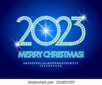 Vector tarjeta de saludo brillante Feliz Navidad 2023! Fuente de neón azul. Letras y números de alfabeto brillantes