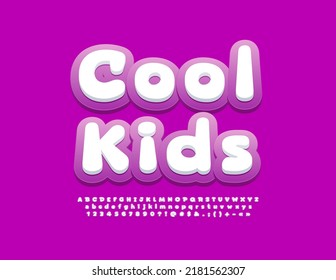 Logo de Vector brillante Niños geniales. Fuente blanca y violeta. Conjunto de letras y números de alfabeto elegante
