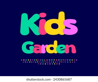 Jardín de los niños del signo brillante del vector. Fuente colorida para niños. Letras y números creativos del alfabeto.